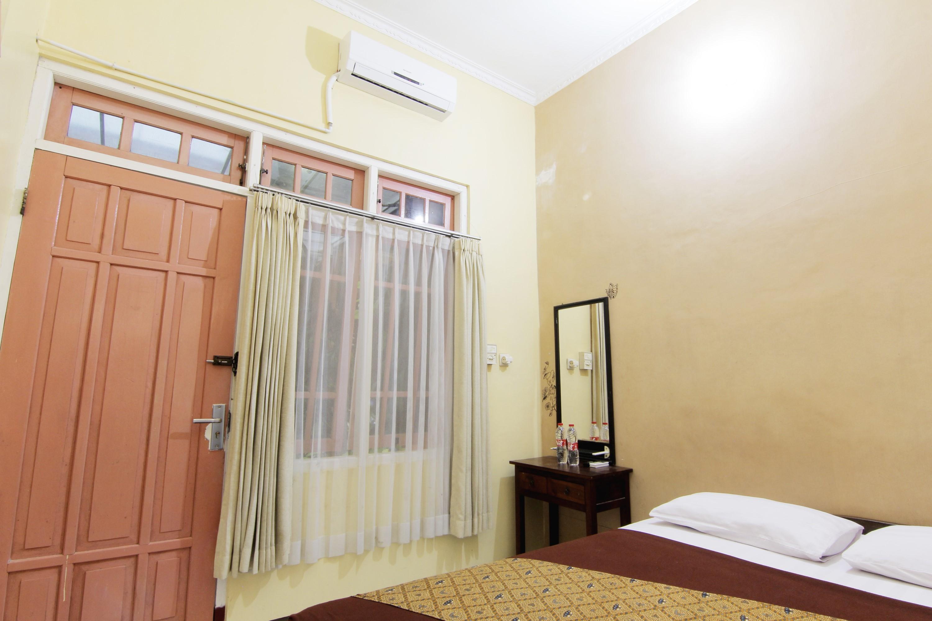 Monica Hotel Джокьякарта Экстерьер фото