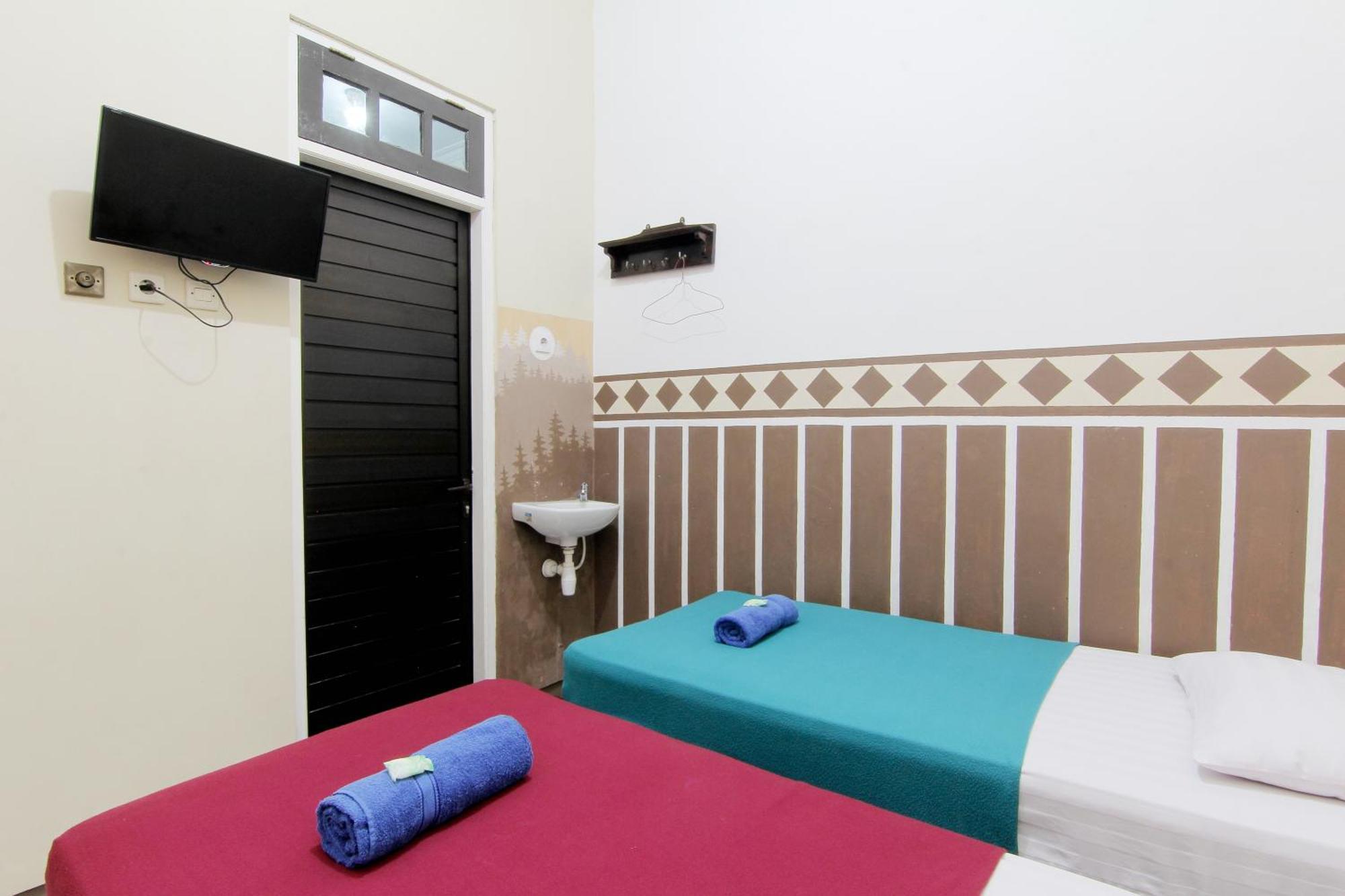 Monica Hotel Джокьякарта Экстерьер фото