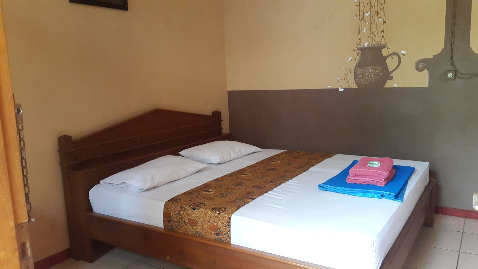 Monica Hotel Джокьякарта Экстерьер фото